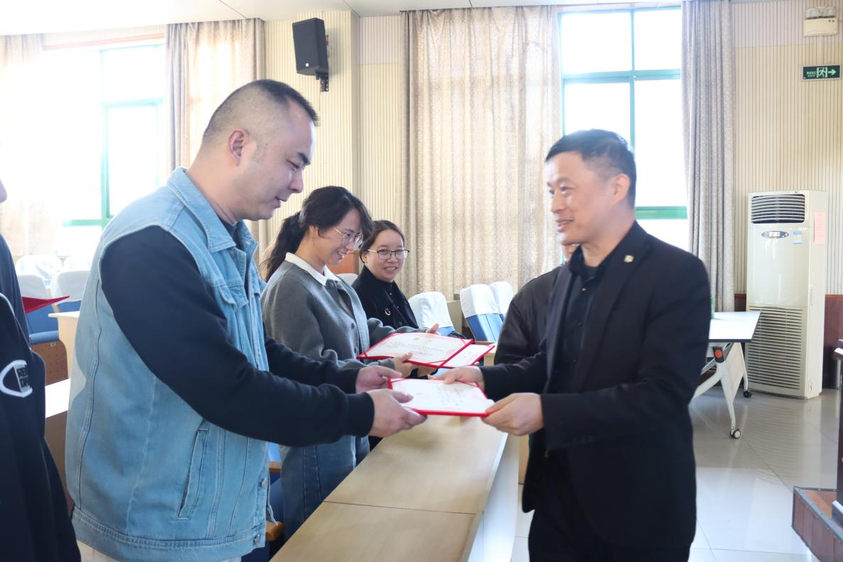 师徒结对普写育人篇章 青蓝同舟共济学院未来——学院举办2025年师徒结对导师聘任仪式