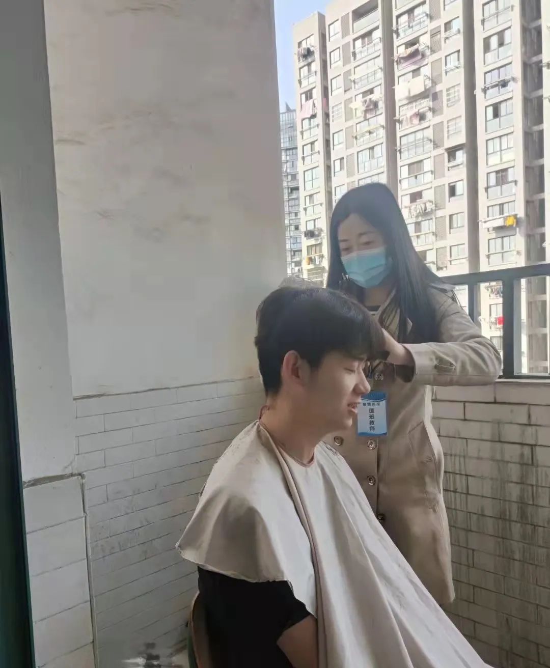 李波-给学生理发.jpg 图片