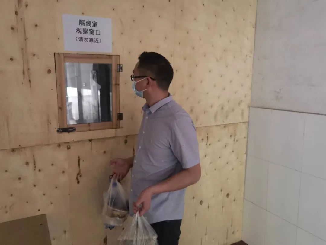 赵祖风-给隔离学生送饭.jpg 图片